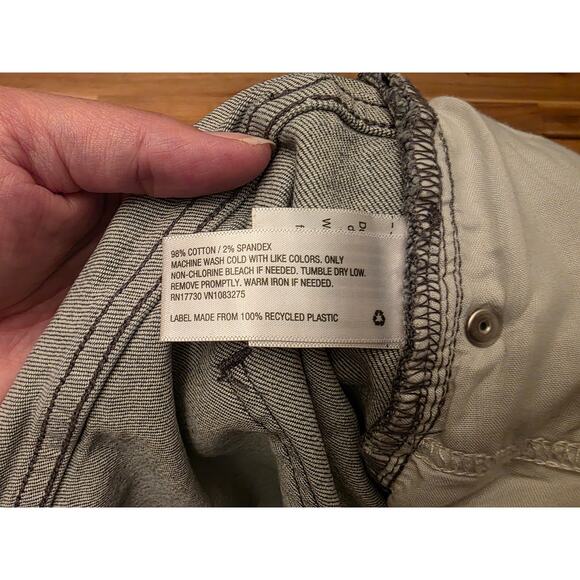 Universal Thread Vintage Straight Gray Distressed Jeans Womens 18 High Rise FLAW - Picture 6 of 7